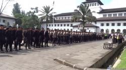 Ratusan Polisi Tanpa Senjata Amankan Demonstrasi Buruh di Gedung Sate Bandung<