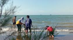 Hari Terakhir Libur Lebaran, Pantai Sigandu Batang Dipadati Ratusan Wisatawan