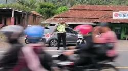 Kisah Haru Polisi saat Arus Balik, Lebaran Bersama Anak Tertunda demi Tugas Negara<