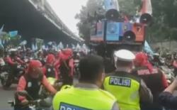 Viral Polisi Lalu Lintas Halau Buruh Pemotor Maksa Masuk Tol Rawamangun