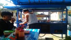 Momen Mudik Lebaran, Warga Pemalang Dirikan Warung Dadakan di Pinggir Jalan