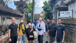 3 WNA Rusia Ditangkap Imigrasi Bali, Diduga Berpose Tak Pantas di Pura Besakih<