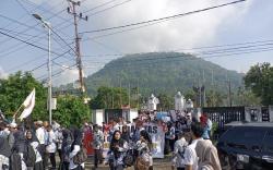 Ribuan guru aksi solidaritas bela Sularno di Pengadilan Negeri Lubuklinggau, Selasa (2/5/2023). (Foto: Era N)