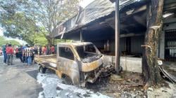  Mobil Pikap Angkut Jeriken BBM Terbakar Tabrak 2 Motor hingga Hangus