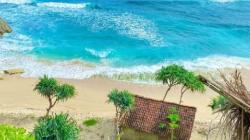 Keindahan Pantai  Sundak, Dikelilingi Karang Disukai Para Peselancar