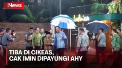 Disambut Hujan, Cak Imin Langsung Dipayungi AHY saat Tiba di Puri Cikeas