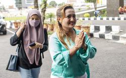 Tampang Lina Mukherjee Diperiksa Polisi soal Konten Makan Babi