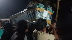 Isak Tangis Sambut Kedatangan Jenazah Asri Obet Korban Pembunuhan KKB di Yahukimo