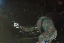 Hindari Anjing, Mobil Sedan Ringsek Tabrak Pembatas Jalan di Kulonprogo