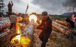 Adu Nyaring Meriam Karbit pada Pesta Rakyat Kuluwung Sunda