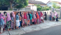 Mengintip Papan Sedekah di Cilacap, Bagikan Sayur, Lauk Pauk dan Bumbu ke Emak-emak