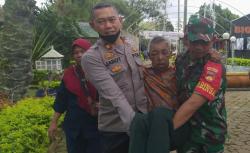 Reaksi Cepat Personel TNI-Polri Evakuasi Warga Magelang Telantar di Bandungan<