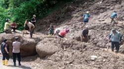 Longsor Tanah dan Batu Tutup Jalan di Cililin KBB, Akses Warga 3 Desa Terputus<