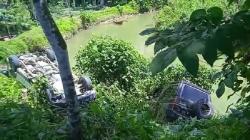 Kecelakaan di Gunungsitoli, 2 Mobil Masuk Jurang Nyaris Terjun ke Sungai