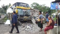 Kecelakaan di Lumajang, Bus Diduga Ugal-ugalan Tabrak Warung Bakso