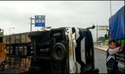 Kecelakaan di Sidoarjo, Bus Malam Terguling di KM 752 Tol Surgem, 2 Penumpang Luka