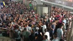 Presiden Jokowi Tinjau Pusat Grosir Tanah Abang, Warga Berebut Salaman hingga Selfie