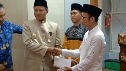 Imam Masjid yang Diludahi Bule Australia Dapat Santunan, Wagub Uu: Ini Perhatian Pemprov Jabar <