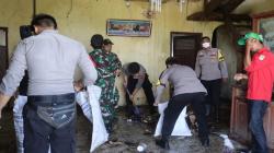 TNI Polri Bersihkan Rumah dr Wayan di Karawang, Lantai Atas Jadi Sarang Ular<
