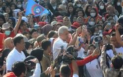 Momen Ganjar Pranowo Jalan Sehat Diserbu Ribuan Buruh