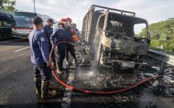 Truk Hangus Terbakar di Ruas Tol Sidoarjo Arah Porong