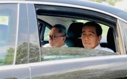 Ekspresi Jokowi Tanpa Senyum saat Mobil Indonesia 1 Lewati Jalan Rusak di Lampung