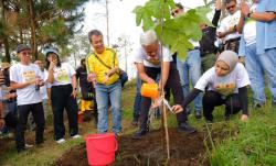 Ganjar dan Mahasiswa Tanam 200 Bibit Pohon dan Lepas 44 Burung di Gunung Ungaran