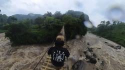 Viral, Warga Bertaruh Nyawa Lintasi Jembatan Bambu di Perbatasan Garut-Cianjur 