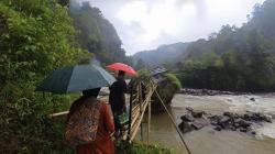 Puluhan Siswa dan Warga Garut-Cianjur Bertaruh Nyawa di Jembatan Bambu Sungai Cilaki