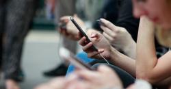 Dianggap Jadul, Ponsel Lipat Ternyata Masih Banyak Peminat