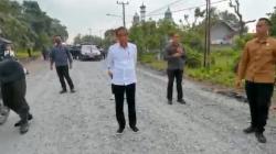 Momen Presiden Jokowi Turun Mobil dan Tanya ke Warga Rumbia saat Lewati Jalan Rusak 