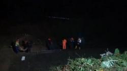 Longsor di Jalur Kereta Api Purwakarta, Petugas Bersihkan Material secara Manual<