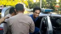 Mantan Pemain PSM Makassar Tikam Sekuriti, Cengengesan saat Ditangkap Polisi<