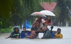 Evakuasi Korban Banjir Padang Pariaman dengan Drum Bekas