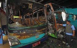Melihat ke Dalam Bangkai Kapal Feri Terbakar di Pelabuhan Merak