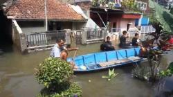 3 Kecamatan di Kabupaten Bandung Masih Terendam, Warga Terpaksa Pakai Perahu<