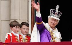 Foto-Foto King Charles III Pakai Mahkota Raja
