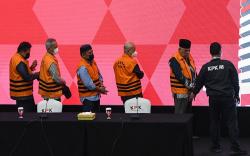 5 Mantan Anggota DPRD Jambi Kompak Pakai Rompi Tahanan KPK