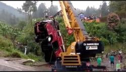Sempat Terkendala Medan dan Hujan, Bangkai Bus Masuk Jurang di Guci Tegal Berhasil Dievakuasi<