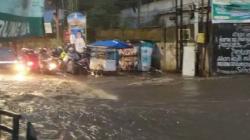 Jalan Berubah Jadi Sungai, Pemotor di Cimahi Nyaris Terseret Arus<
