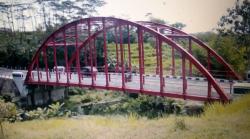 Viral Jembatan Biru di Magelang Berwarna Merah, Ternyata Ini Alasannya