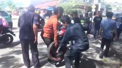 Motor dan Mobil Adu Banteng di Jalan Poros Mamuju, Ibu Paruh Baya Terlempar <