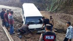 Jalan Provinsi di Lintasan Aceh Barat-Pidie Retak Parah akibat Longsor, Mobil Terperosok