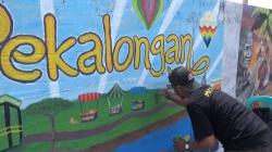 Seniman Mural Percantik Tanggul Pantai Sari Pekalongan dengan Gambar Edukatif