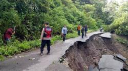 Jalan Provinsi Penghubung Aceh Barat-Pidie Longsor, Kendaraan Tak Bisa Melintas<