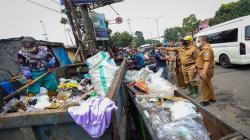 Sampah Menumpuk di Bandung, Pemkot Siram Minyak Sereh Hilangkan Bau <