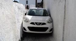 Viral Mobil Terjepit di Gang Kecil, Pengemudi Tak Sadar Jalan Menyempit