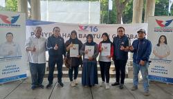 Pedagang Mi Ayam Terharu Dapat Gerobak Gratis dari Partai Perindo