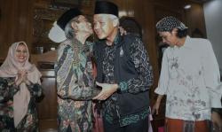 Ganjar Sowan ke Abah Suyuthi Kendal, Diiringi Lantunan Thola’al Badr dengan Musik Rebana 