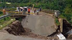 Pemkab Tasikmalaya Siapkan Jalur Alternatif Pascajembatan Cidugaleun Ambles<